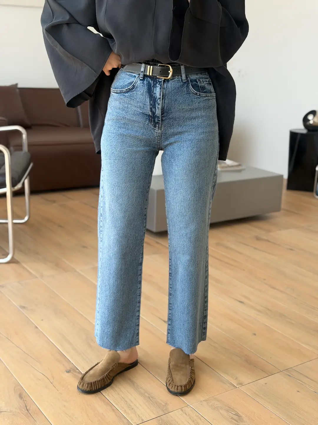 Premium Paçası Kesik Siyah Kemerli Mavi Jean