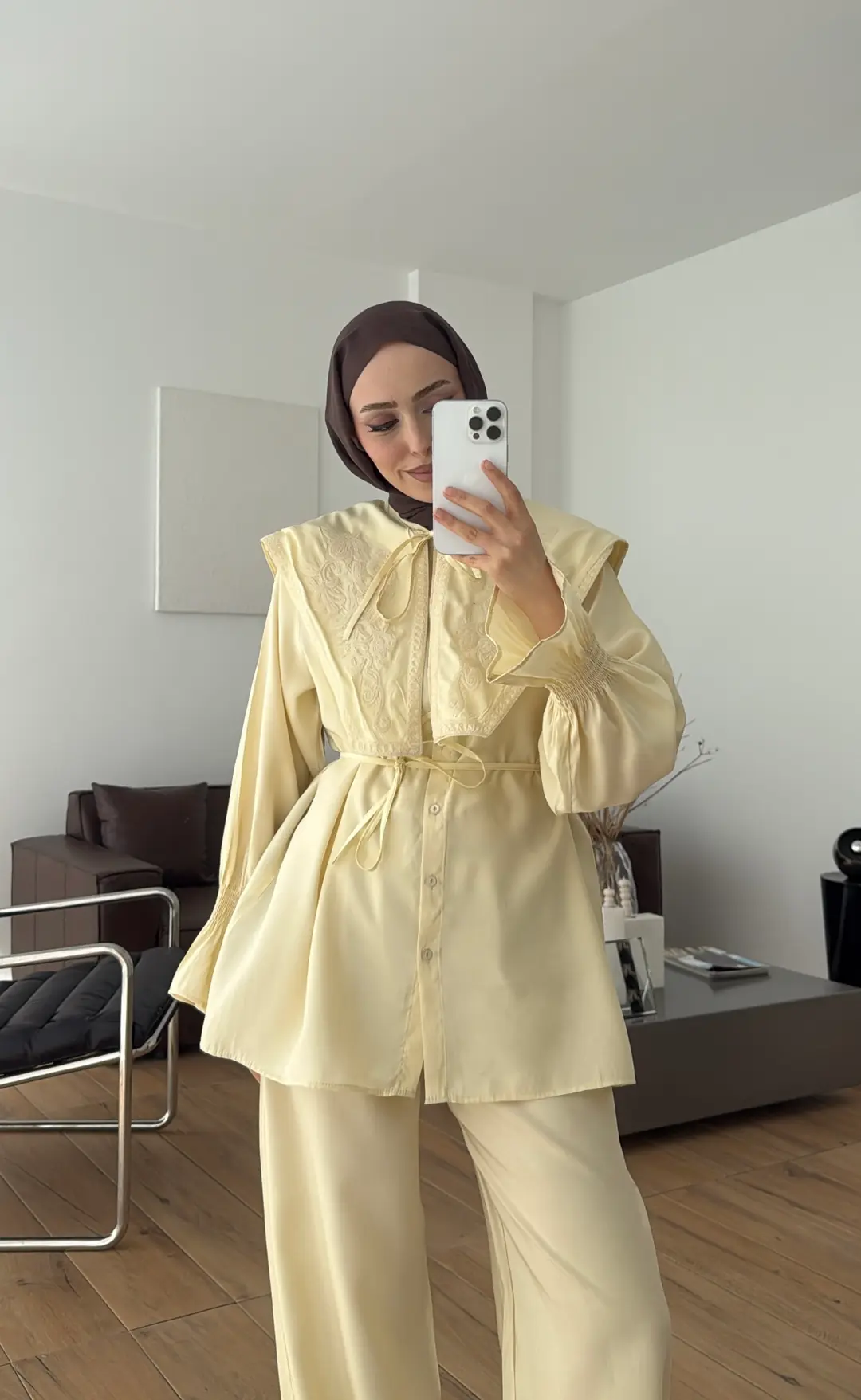 Seyyar Yakalı Nakışlı Takım Sarı