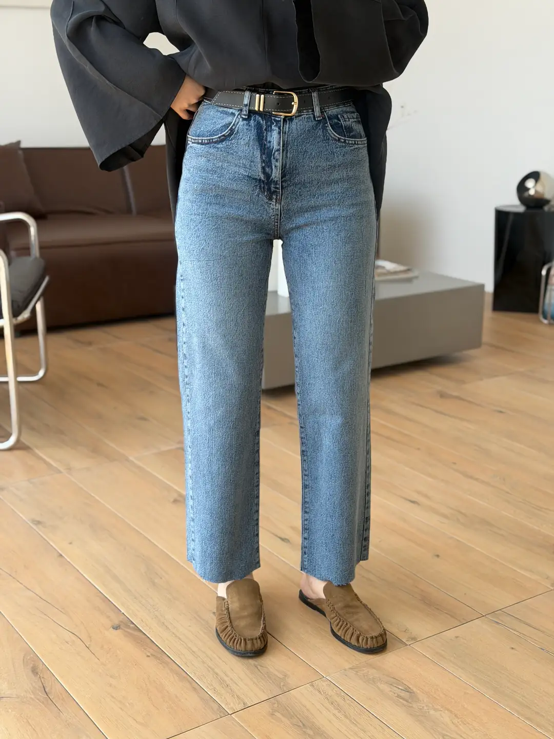 Premium Paçası Kesik Siyah Kemerli Mavi Jean